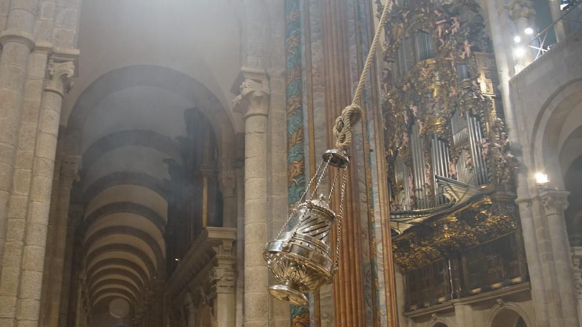 O botafumeiro da Catedral de Santiago durante a Ofrenda ao Apóstolo 2023