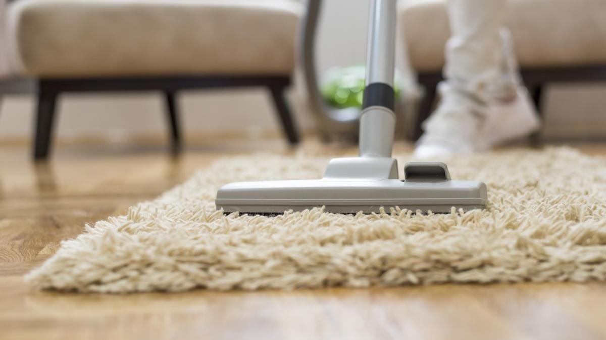 espejo de puerta Agresivo Mínimo Cómo limpiar alfombras en casa | El truco definitivo para acabar con la  suciedad y el mal olor de tu alfombra