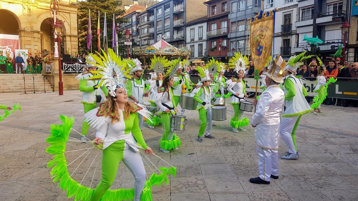 Participantes en una edición  anterior del Antroxu de Villaviciosa.