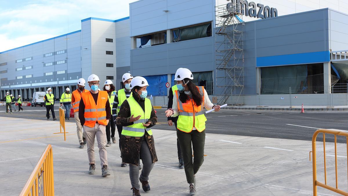 La alcaldesa de Onda, Carmina Ballester, ha comprobado en primera persona el avance de los trabajos de construcción de la planta.