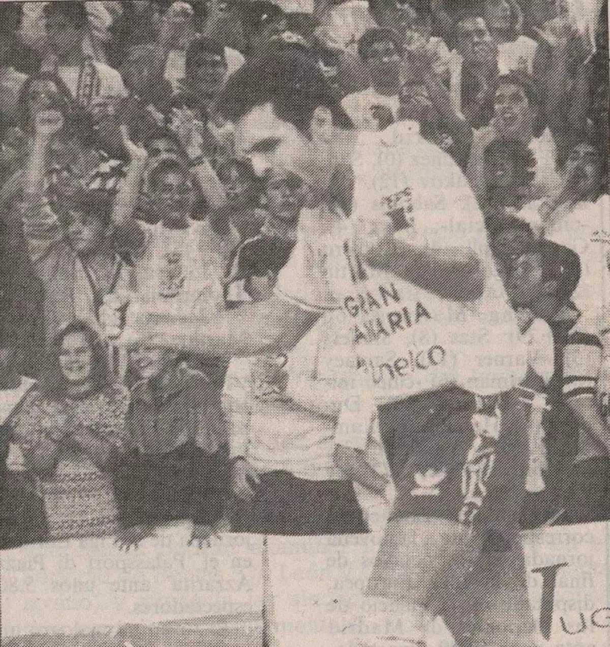 Sergio Miguel Camarero celebra un punto en el choque de hace 30 años en el CID ante el PSG.