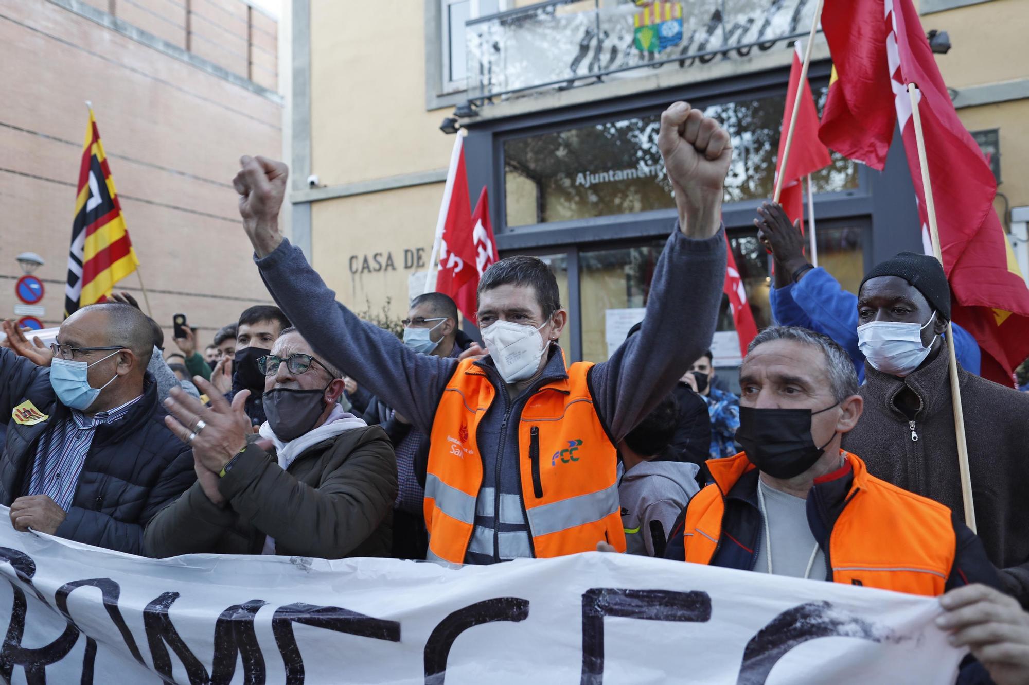 Els escombriaires de Salt es manifesten contra l'empresa i reclamen més implicació