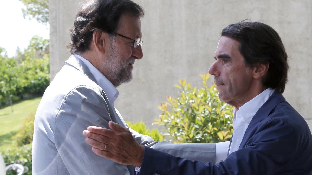 Mariano Rajoy y José María Aznar se saludan en un encuentro de Faes en 2015.