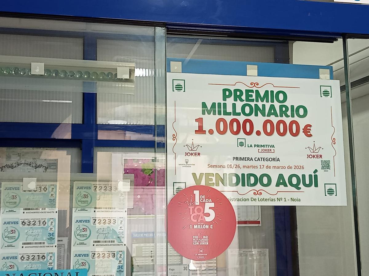 Cartel con el premio millonario del sorteo del Joker en la Administración de Loterías Número Uno de Noia.