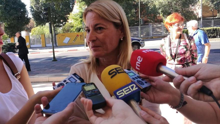 Elena Nevado lamenta que Cáceres &quot;lleve esperando el hospital tanto tiempo como el tren&quot;