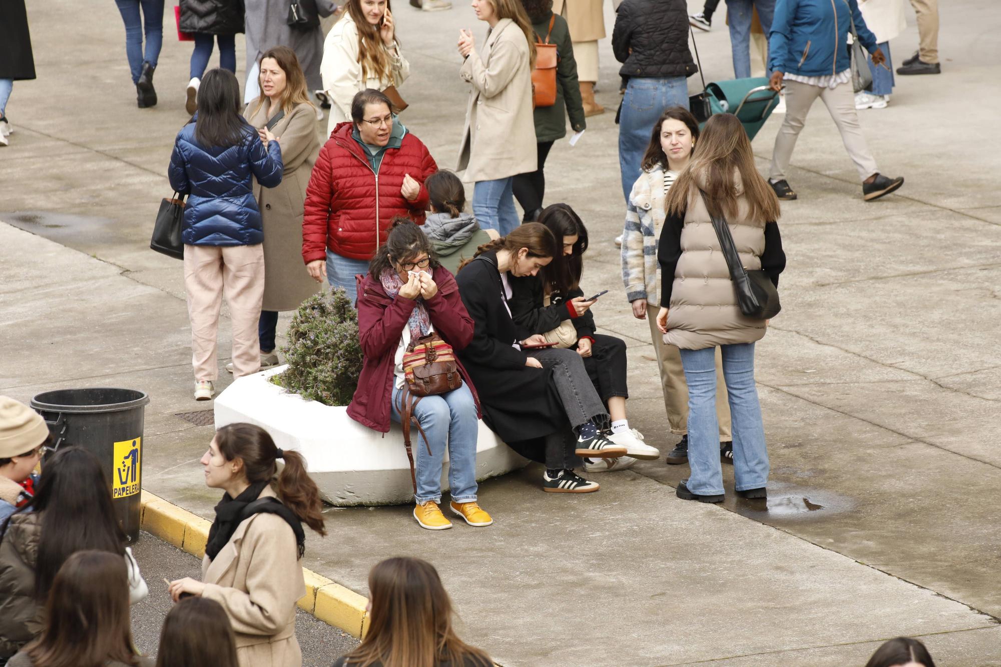 Miles de personas participan en la macrooposición de la sanidad pública asturiana.