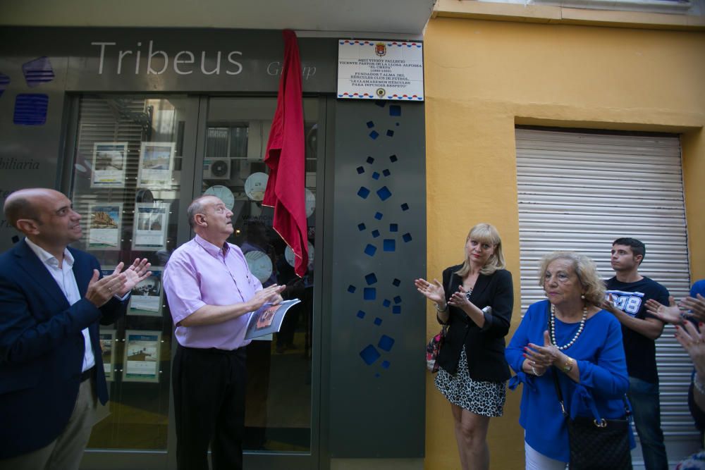 El alcalde de Alicante, Gabriel Echávarri, ha colocado esta mañana una placa en homenaje a Vicente Pastor de la Llosa Alfosea, el Chepa.