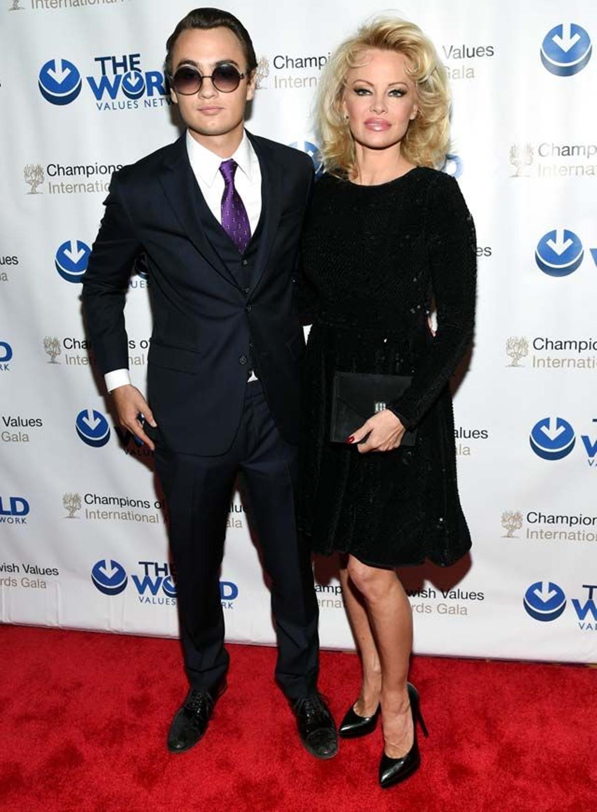 Pamela Anderson presume de hijo en una gala en Nueva York