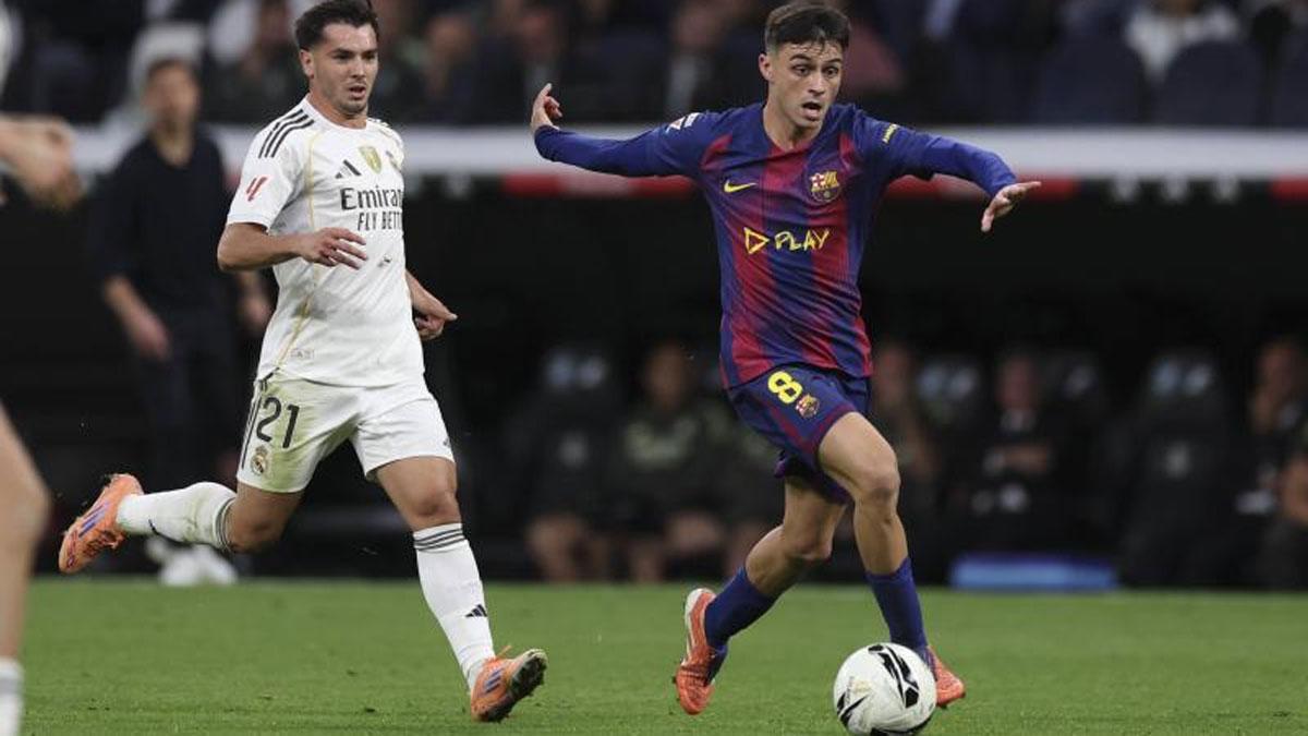 Pedri y Brahim, en una acción del clásico de la primera vuelta