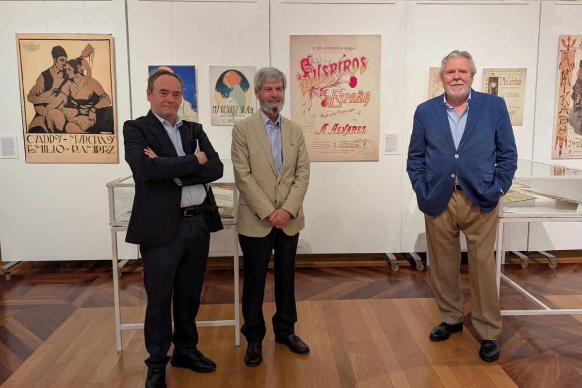 Pedro Manzano y Rafael Fresneda, comisarios de la exposición, y Juan Antonio Megías (d), presidente del Real Casino de Murcia