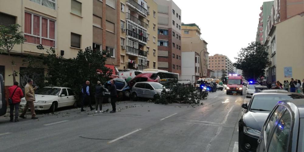 Un autobús de la EMT embiste media docena de coches en Héroe de Sostoa.