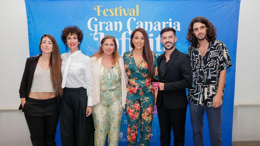 Por la izquierda, Pitu Aparicio, Petite Lorena, Isabel Mena, Loida, de las K-narias; Tomás Galván, y  el cantautor Pedro Pastor.