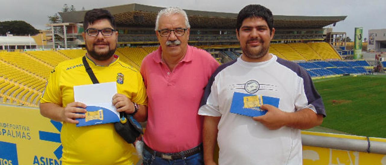 Pablo Santana e Ives Bernal, ayer, con sus abonos.