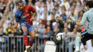 Thierry Henry, marcándole un gol al Real Madrid durante us etapa en el Barça