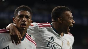 El centrocampista del Real Madrid Jude Bellingham (i) celebra con Kylian Mbappé tras marcar ante el Espanyol, durante el partido de LaLiga de fútbol que RCD Espanyol y Real Madrid disputan este sábado en el RCDE Stadium, en Barcelona. EFE/Quique García