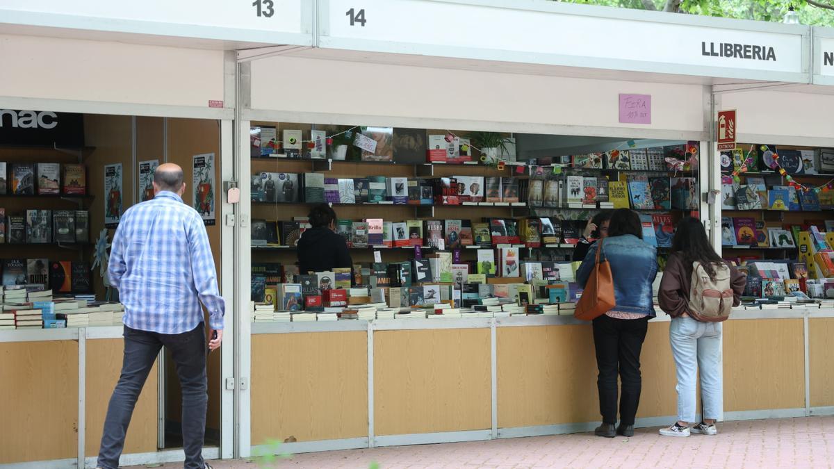 Fotografía de la Feria del Libro el año pasado en el parque Ribalta.