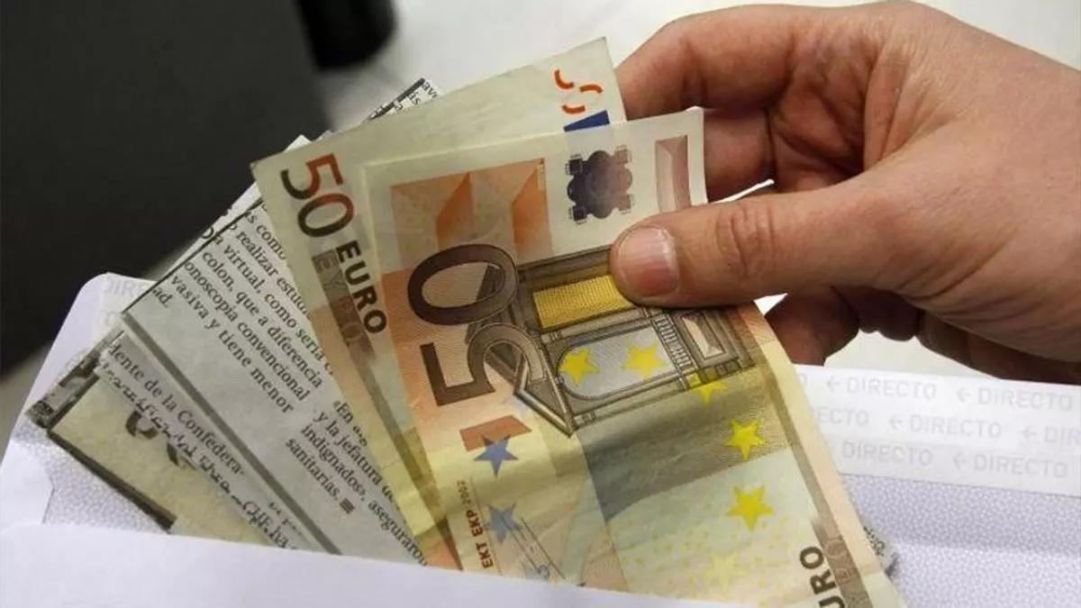 En la versión clásica del timo de la estampita los estafadores dan el cambiazo al sobre con el dinero por otro relleno con 'estampitas' o recortes de papel de periódico.