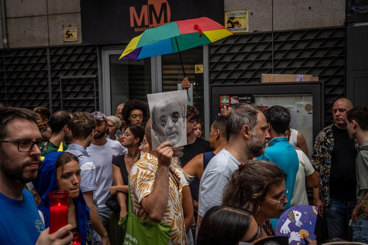 Un funeral por la cultura popular sustituye la masiva cercavila de las fiestas de Gràcia 2024