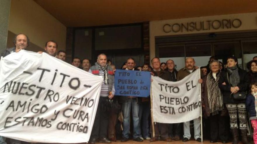 Algunos de los vecinos movilizados,  portando pancartas de apoyo a Tito, ayer, en San Román.