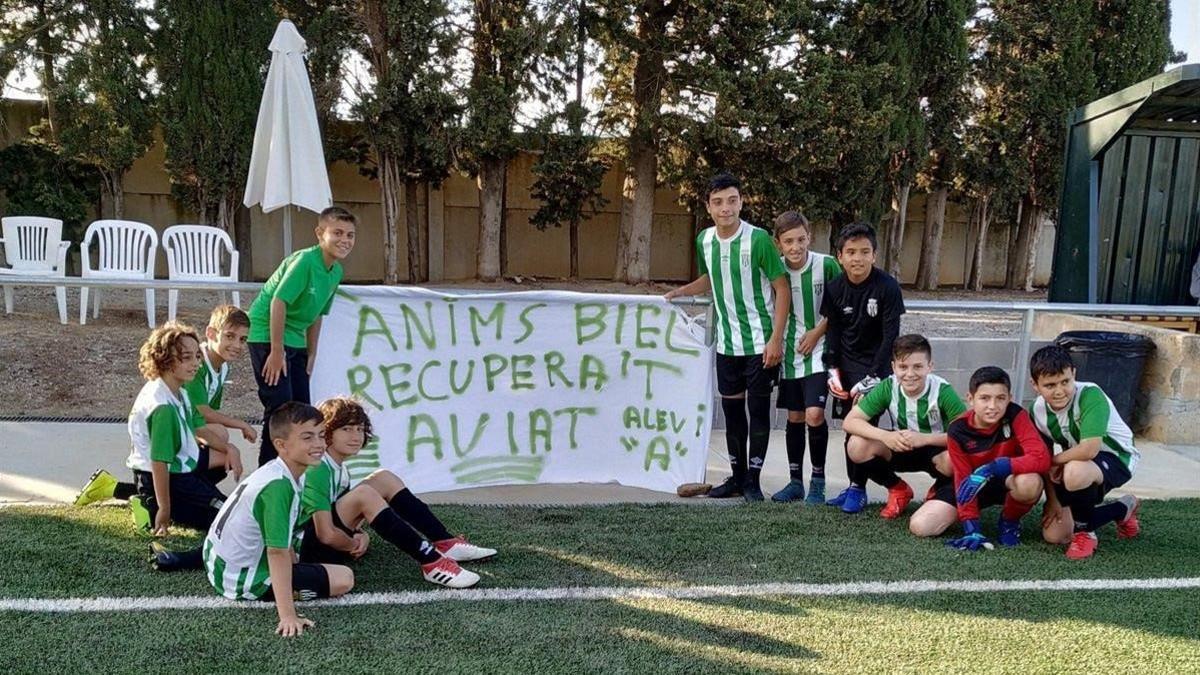 Biel Vargas, de verde, junto a sus compañeros del Peralada.