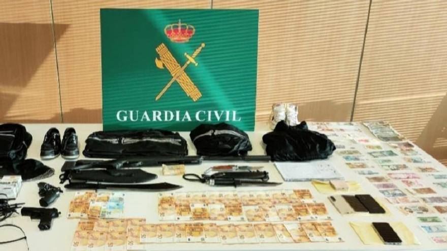 Dinero, armas y otros efectos incautados durante los registros