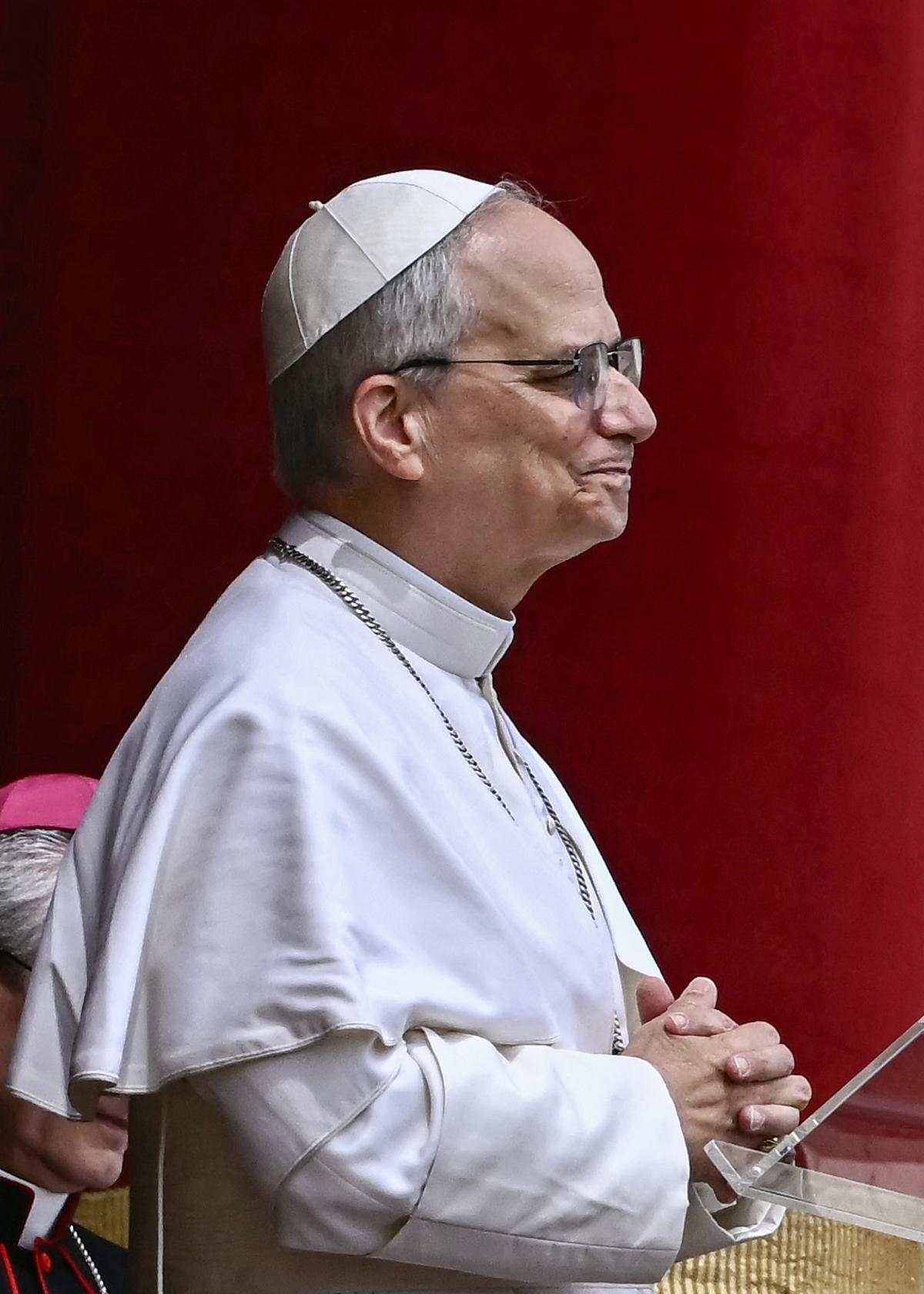 El papa León XIV reza su primer Regina Caeli en la Basílica de San Pedro