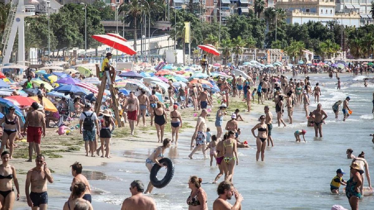 Miles de personas en la playa del Postiguet de Alicante, en una imagen del pasado verano.