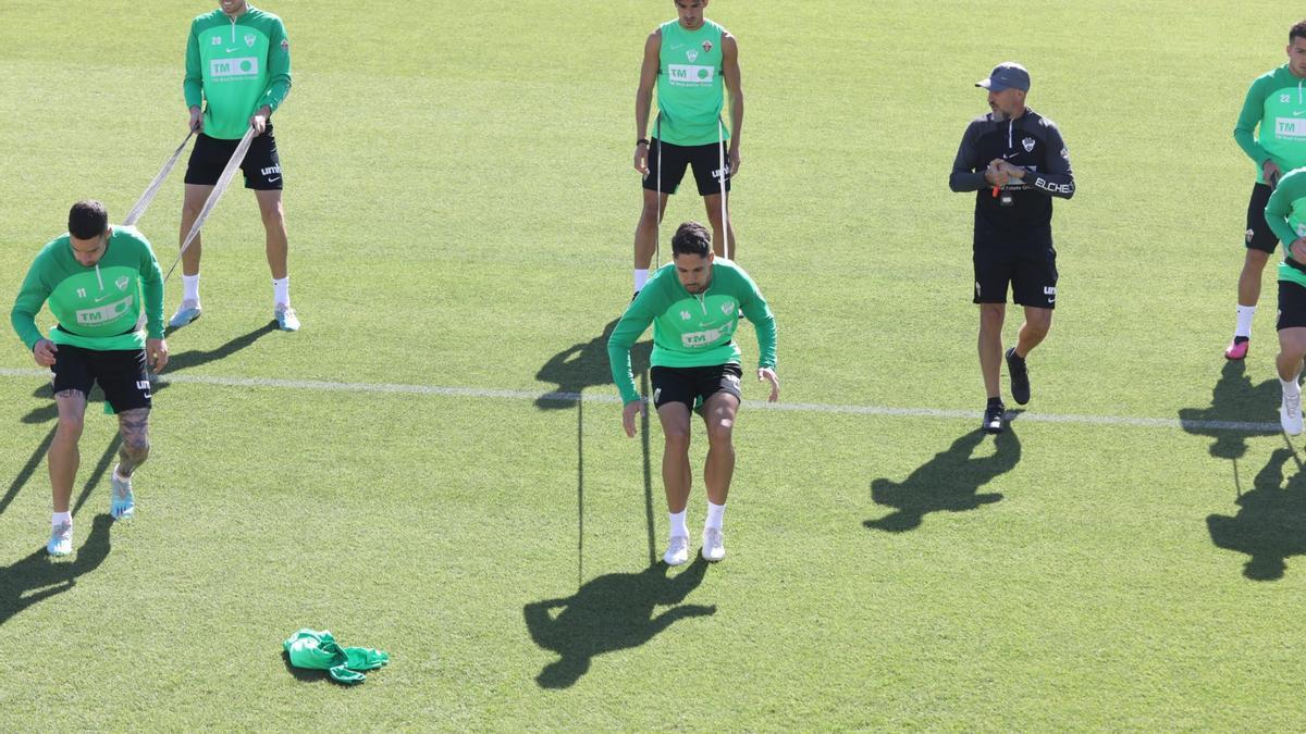 Fidel, en el centro de la imagen, en pleno esfuerzo, en el entrenamiento de este miércoles