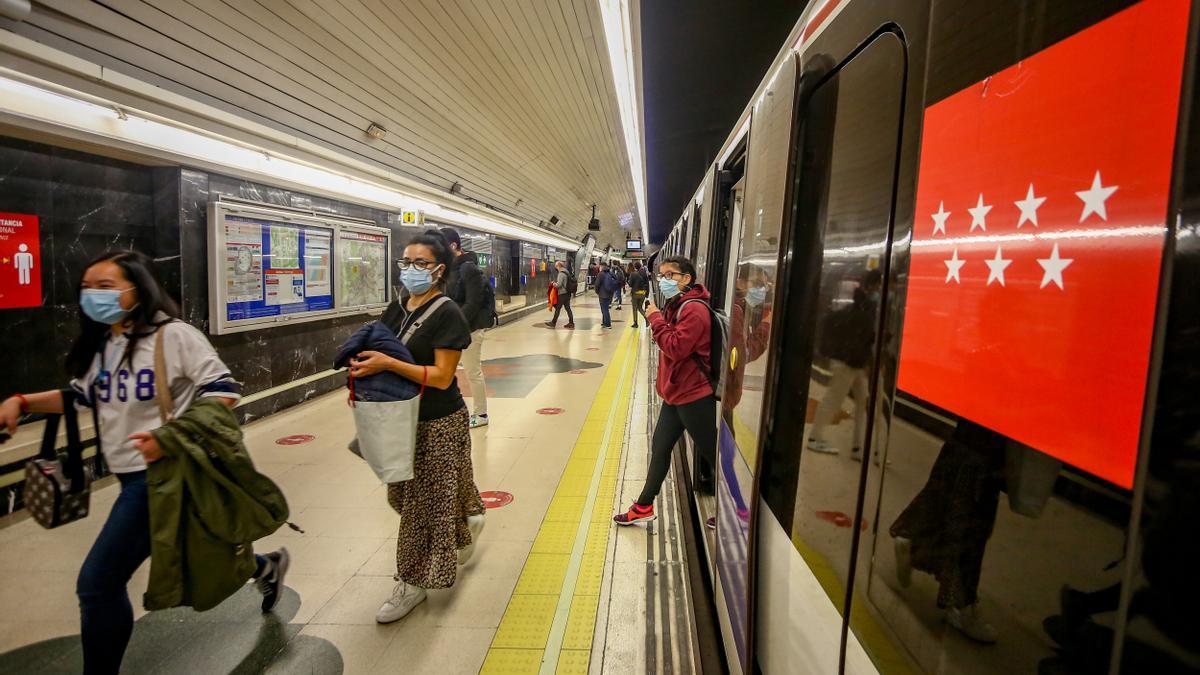 Pasajeros descendiendo del metro de Madrid.