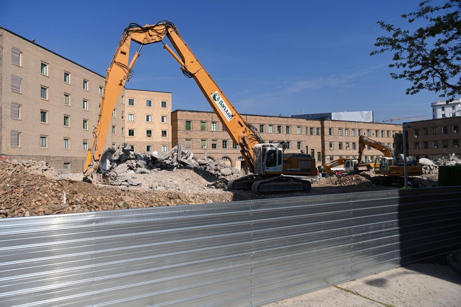 En imágenes | Así avanzan las obras de derribo de la comisaría de Mayandía