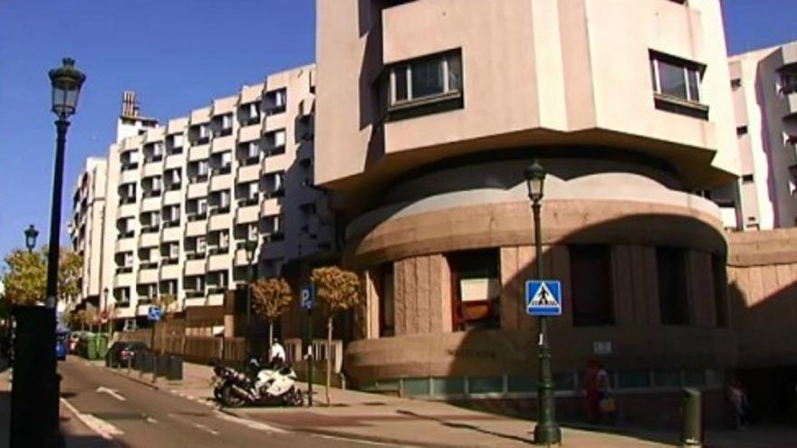 Una mujer acude al hospital en Vigo con un cuchillo en el cuello
