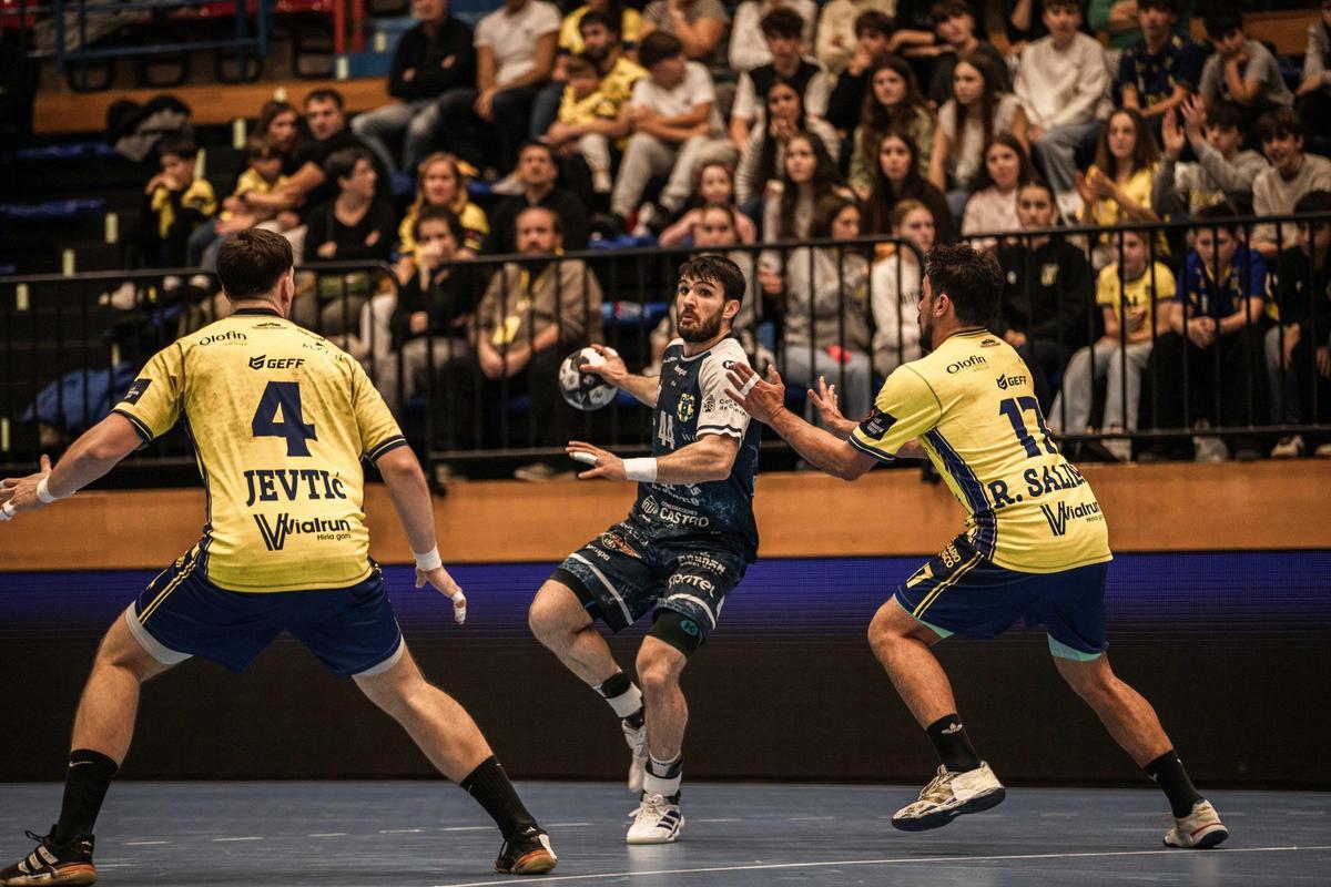 Santi López en una acción ofensiva en el partido de ayer entre Bidasoa y Frigoríficos del Morrazo.