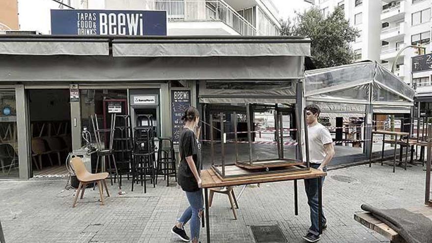 Un establecimiento de Santa Catalina en Palma preparando su terraza para maÃ±ana.