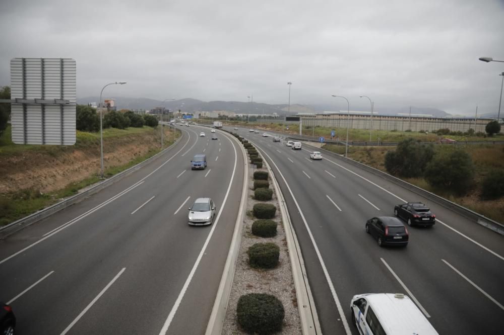 La vía de cintura y las carreteras con muchos menos vehículos a primera hora de la mañana.