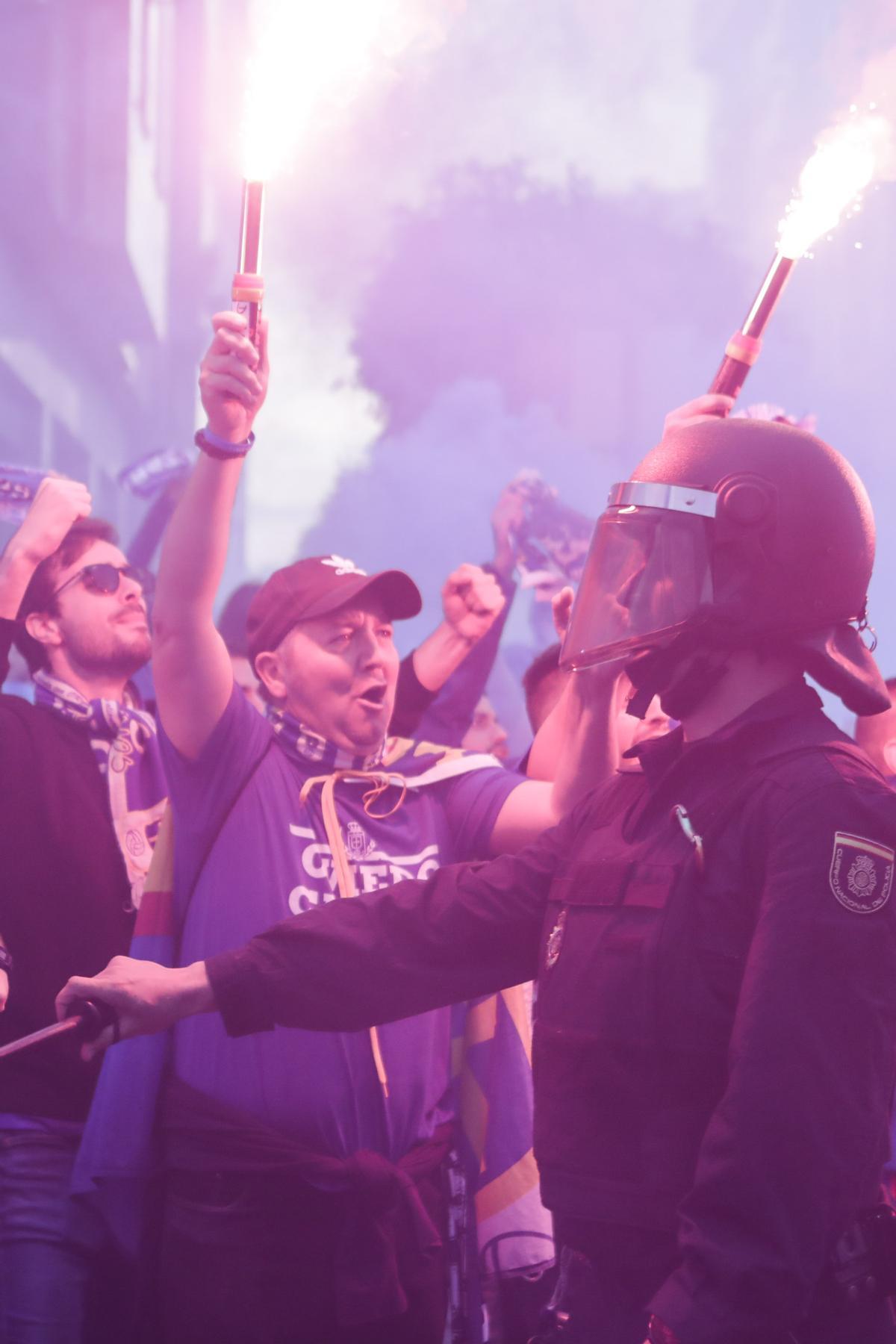 Ambiente de las aficiones en los prolegómenos del derbi