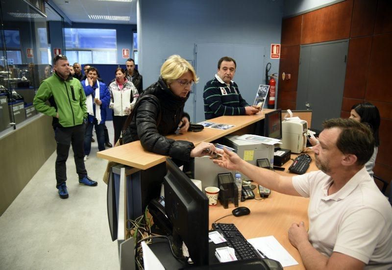 Largas colas para adquirir entradas para el derbi aragonés