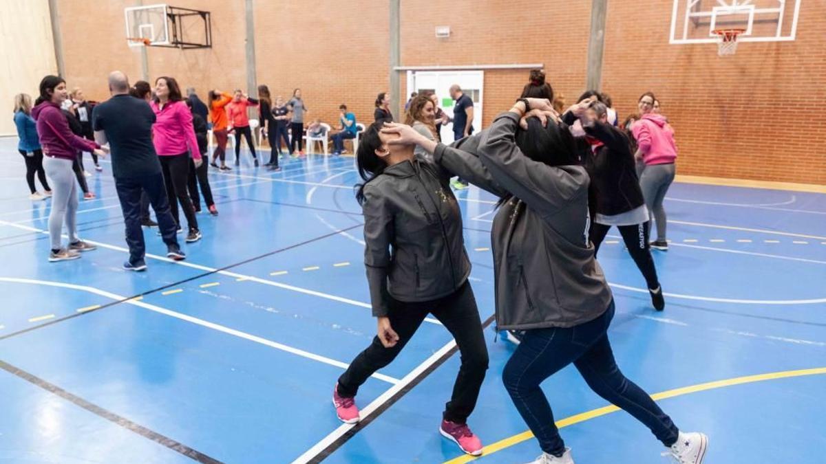 Curso de defensa personal organizado en Zamora por la cofradía del Jesús Nazareno y Azavi, impartido por la Policía Nacional.