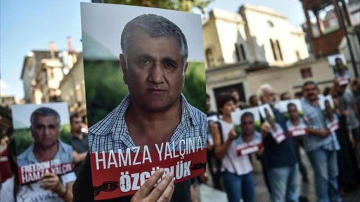 Protesta en Estambul por la detención de Yalçin, el pasado día 13.