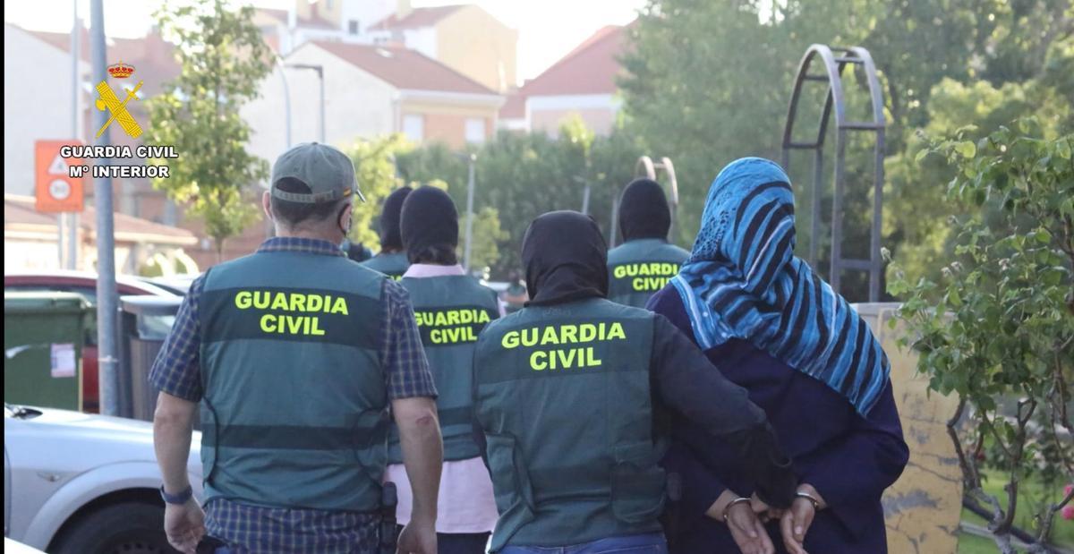 Detención por la Guardia Civil de una proselitista del yihadismo en Tudela de Duero (Valladolid) en julio pasado.