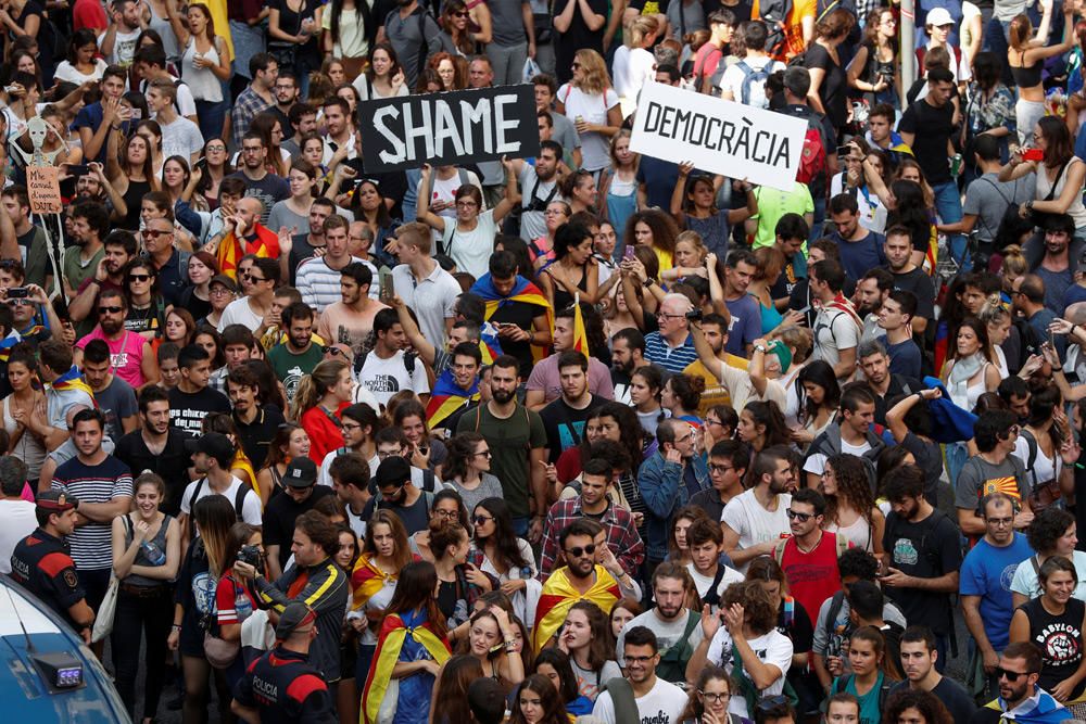 Multitudinaria concentración en Barcelona en protesta por las cargas del 1-O