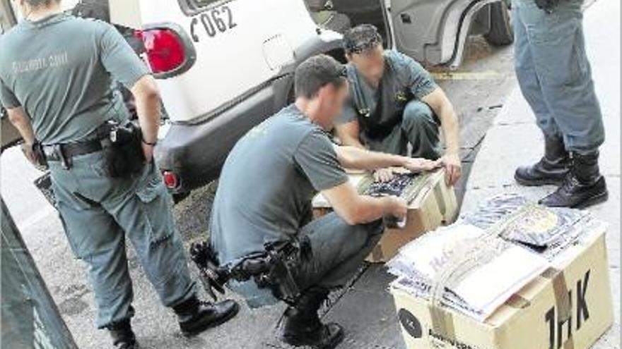 Agents de la Guàrdia Civil comissen samarretes amb logotips falsificats, ahir a la tarda a Lloret.