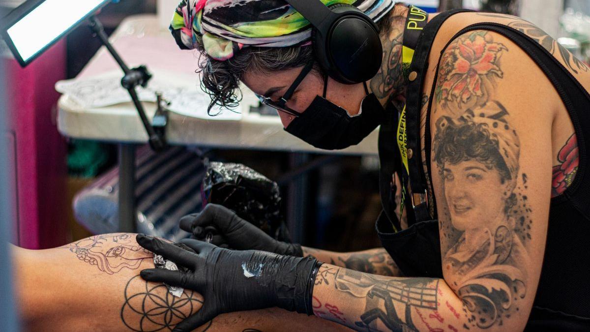 Una artista tatuando una pierna, en la Barcelona Tattoo Expo del año pasado.