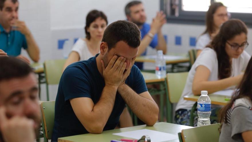 Aspirantes a un puesto de profesor durante las oposiciones de Educación del año pasado.