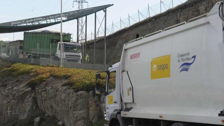 Camión de basura del Consorcio en la entrada de la planta de Nostián en A Coruña.