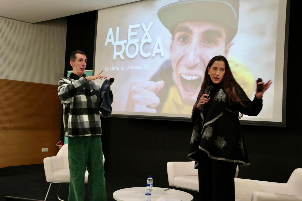 Alex Roca y su mujer Mar Carme Maza, durante la conferencia que han protagonizado en el Auditorio Puerta Ferrisa de Alicante.