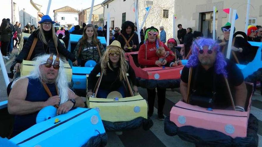 Los coches de choque durante el desfile de carnaval.