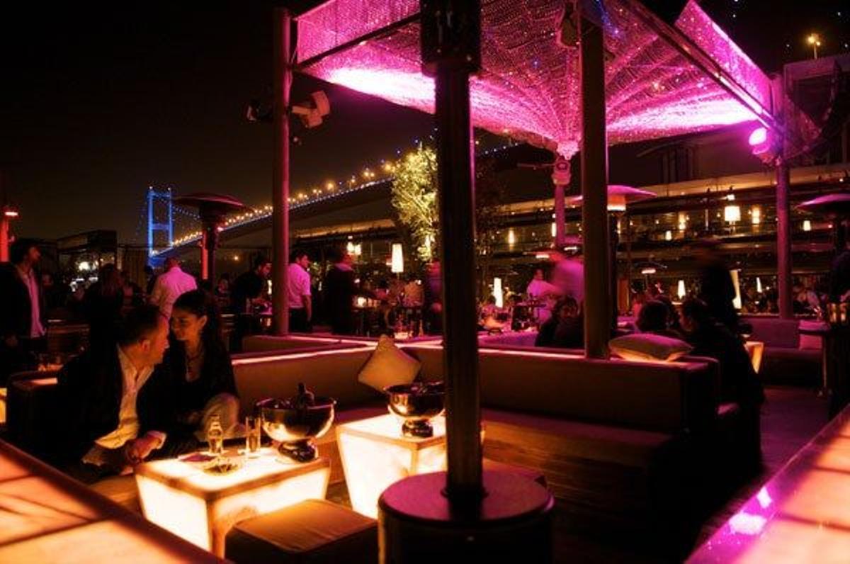 CIUDAD DE DOS CONTINENTES
El Bósforo es una constante presencia que envuelve a la única ciudad