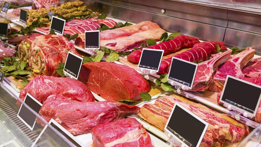 Los expertos aconsejan limitar el consumo de carne roja.