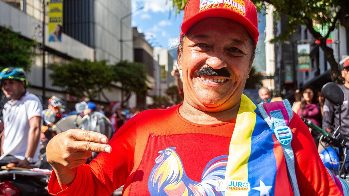 Un hombre durante la concentración contra el régimen de Nicolás Maduro antes de su toma de posesión como presidente de Venezuela.