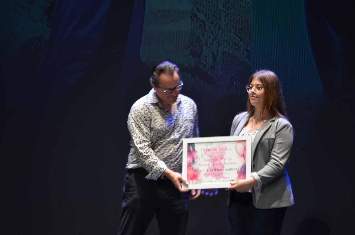 Valeria Esteban Barbazán, recibe el segundo premio de Secundaria.